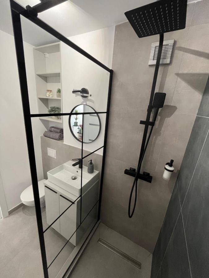 C & A Apartment *